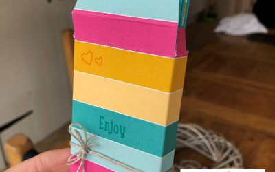 How to make a folding card in a box